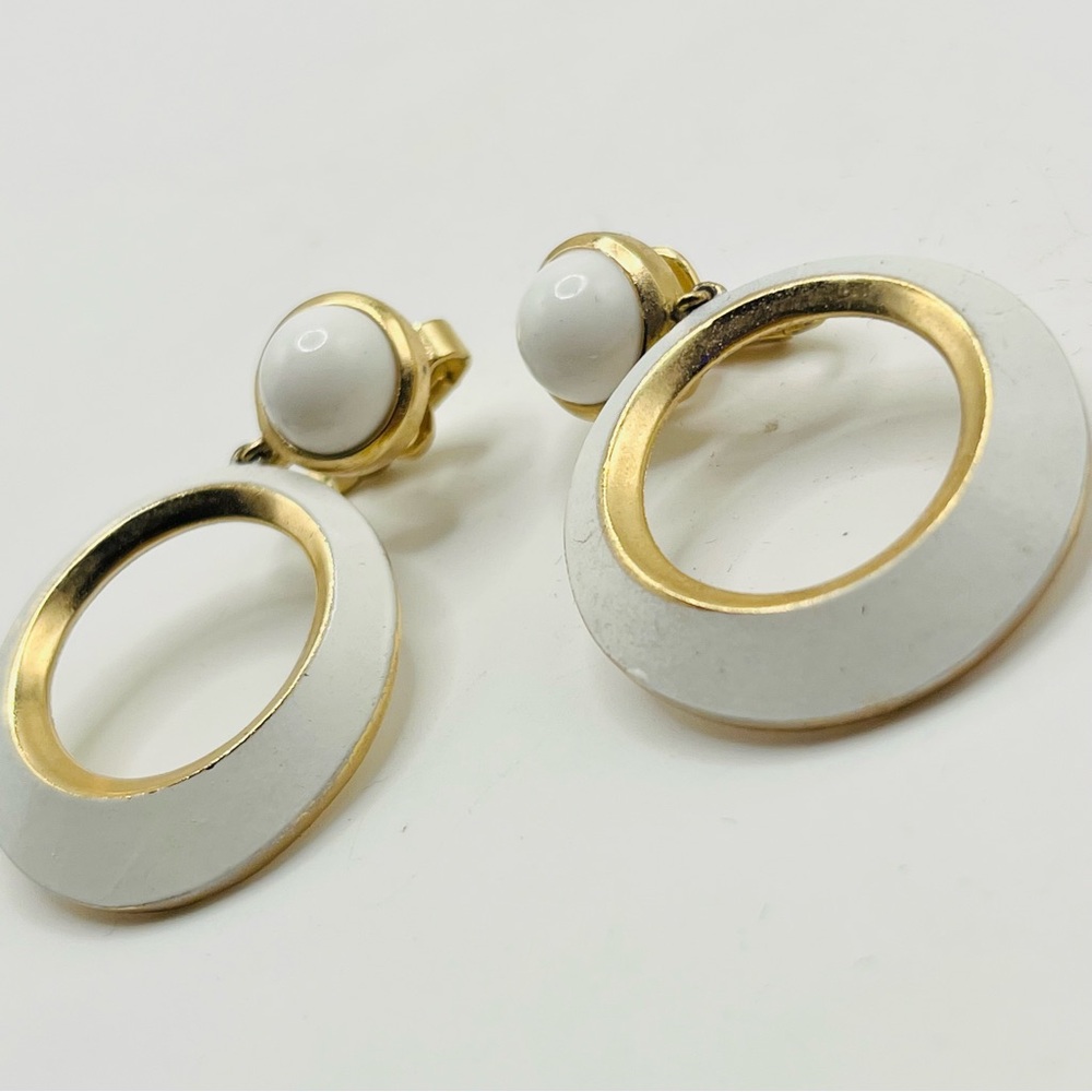 Vintage Crown Trifari Hoop Clip Earrings Articulated with White Enamel - Picture 2 of 4